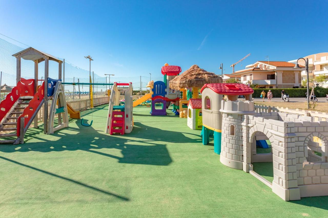 Case Vacanze Blue Bay Resort Roseto Degli Abruzzi Exterior foto