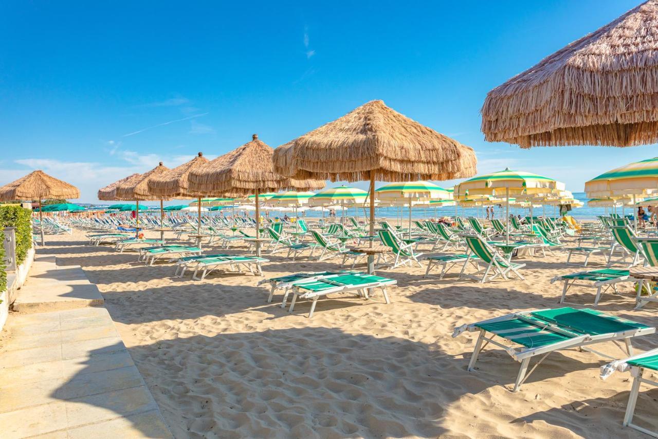 Case Vacanze Blue Bay Resort Roseto Degli Abruzzi Exterior foto