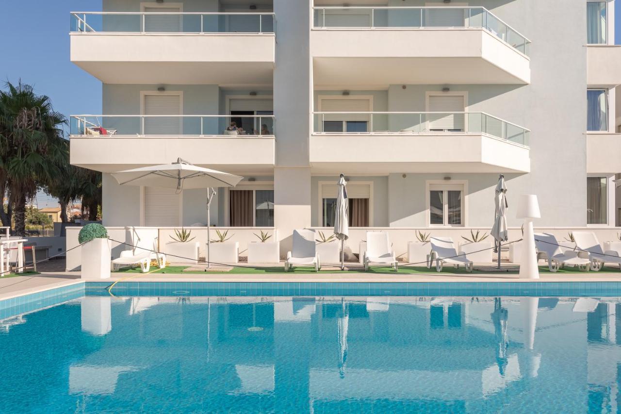 Case Vacanze Blue Bay Resort Roseto Degli Abruzzi Exterior foto