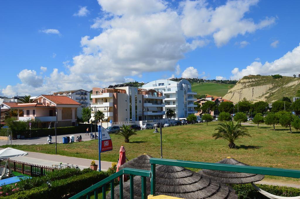 Case Vacanze Blue Bay Resort Roseto Degli Abruzzi Exterior foto