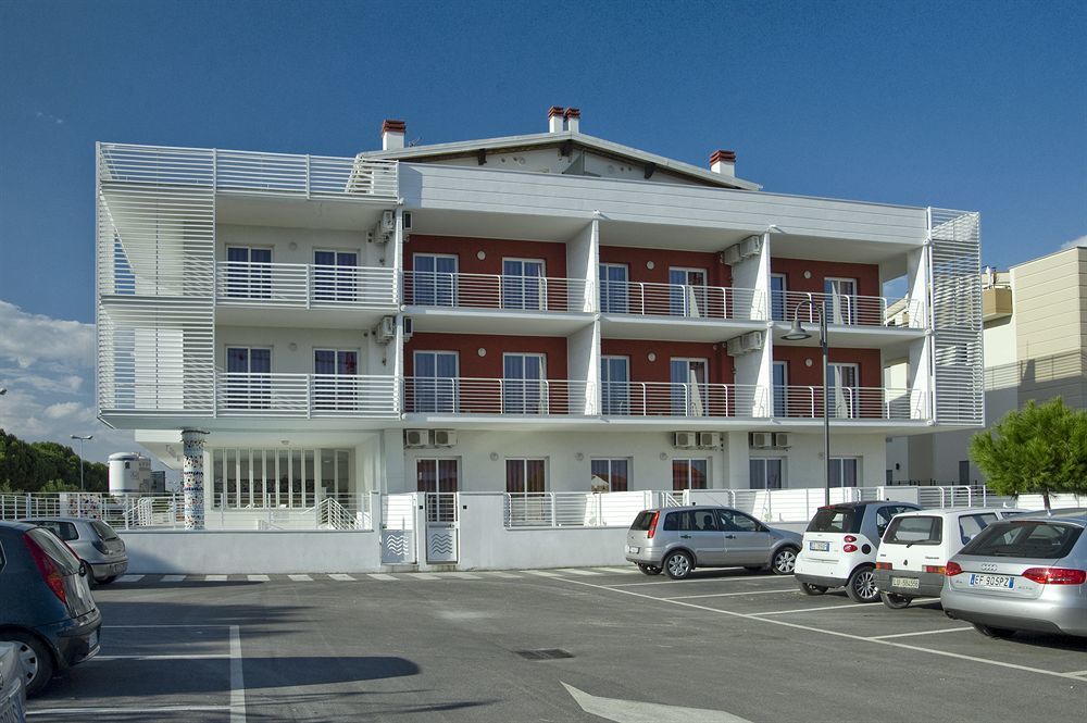 Case Vacanze Blue Bay Resort Roseto Degli Abruzzi Exterior foto