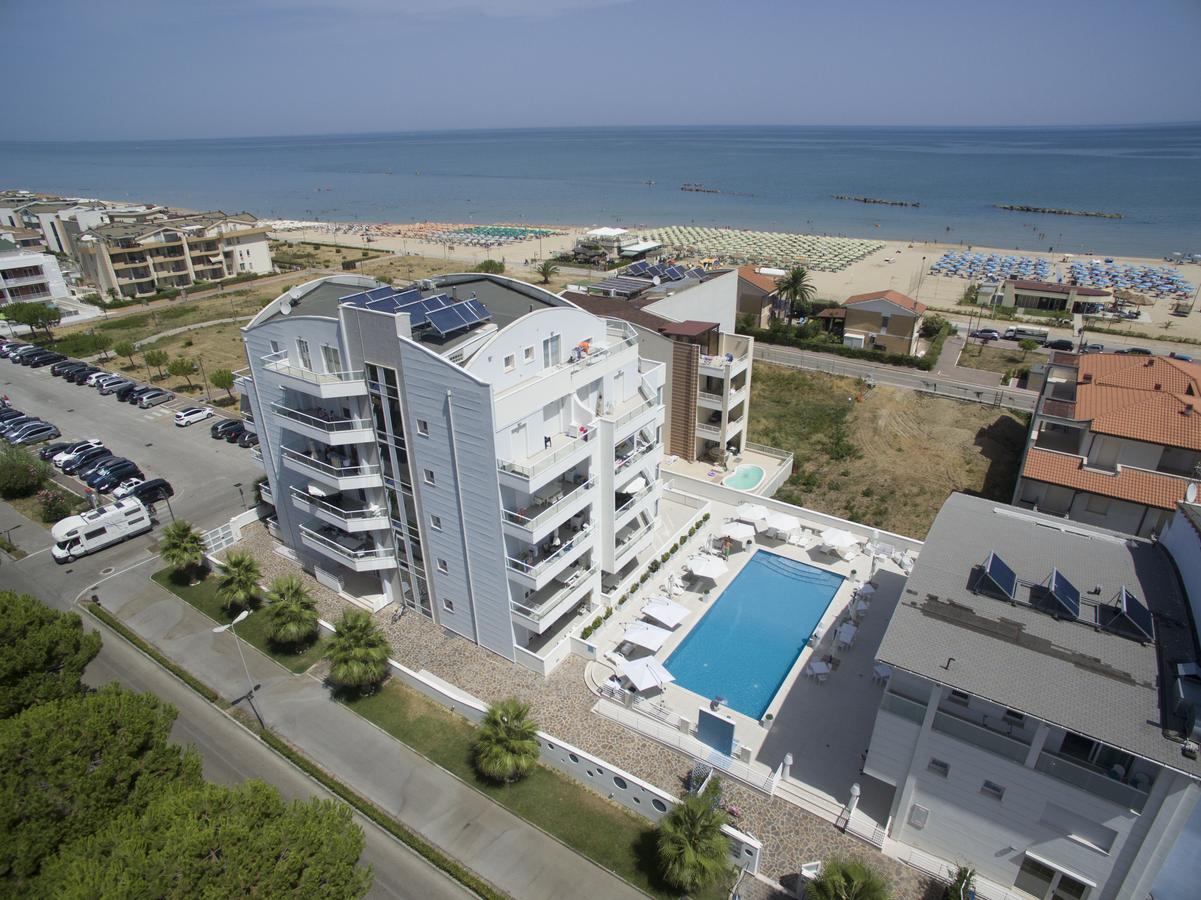 Case Vacanze Blue Bay Resort Roseto Degli Abruzzi Exterior foto