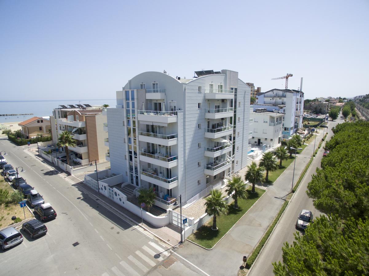 Case Vacanze Blue Bay Resort Roseto Degli Abruzzi Exterior foto