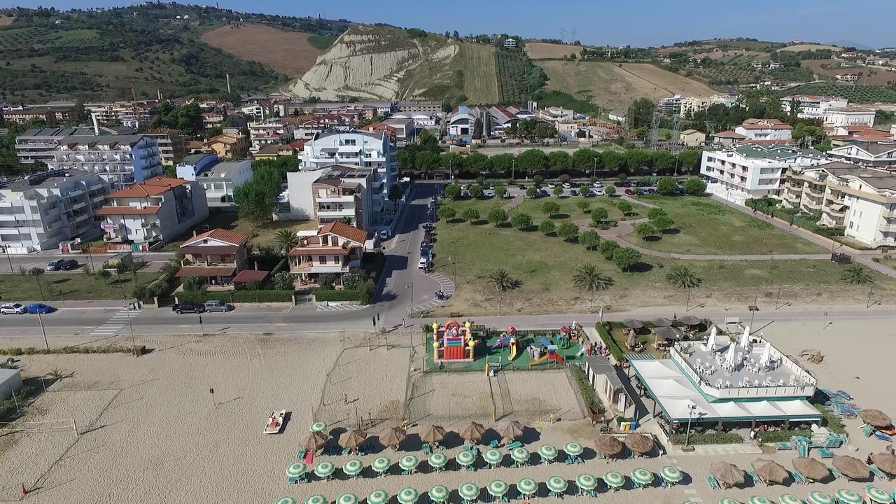 Case Vacanze Blue Bay Resort Roseto Degli Abruzzi Exterior foto
