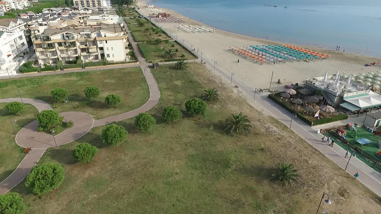 Case Vacanze Blue Bay Resort Roseto Degli Abruzzi Exterior foto